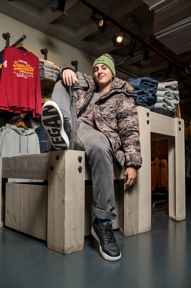 O Good Job Nicky επισκέπτεται το Superdry Store Γλυφάδας και ανακαλύπτει τη νέα συλλογή FW22! - εικόνα 1