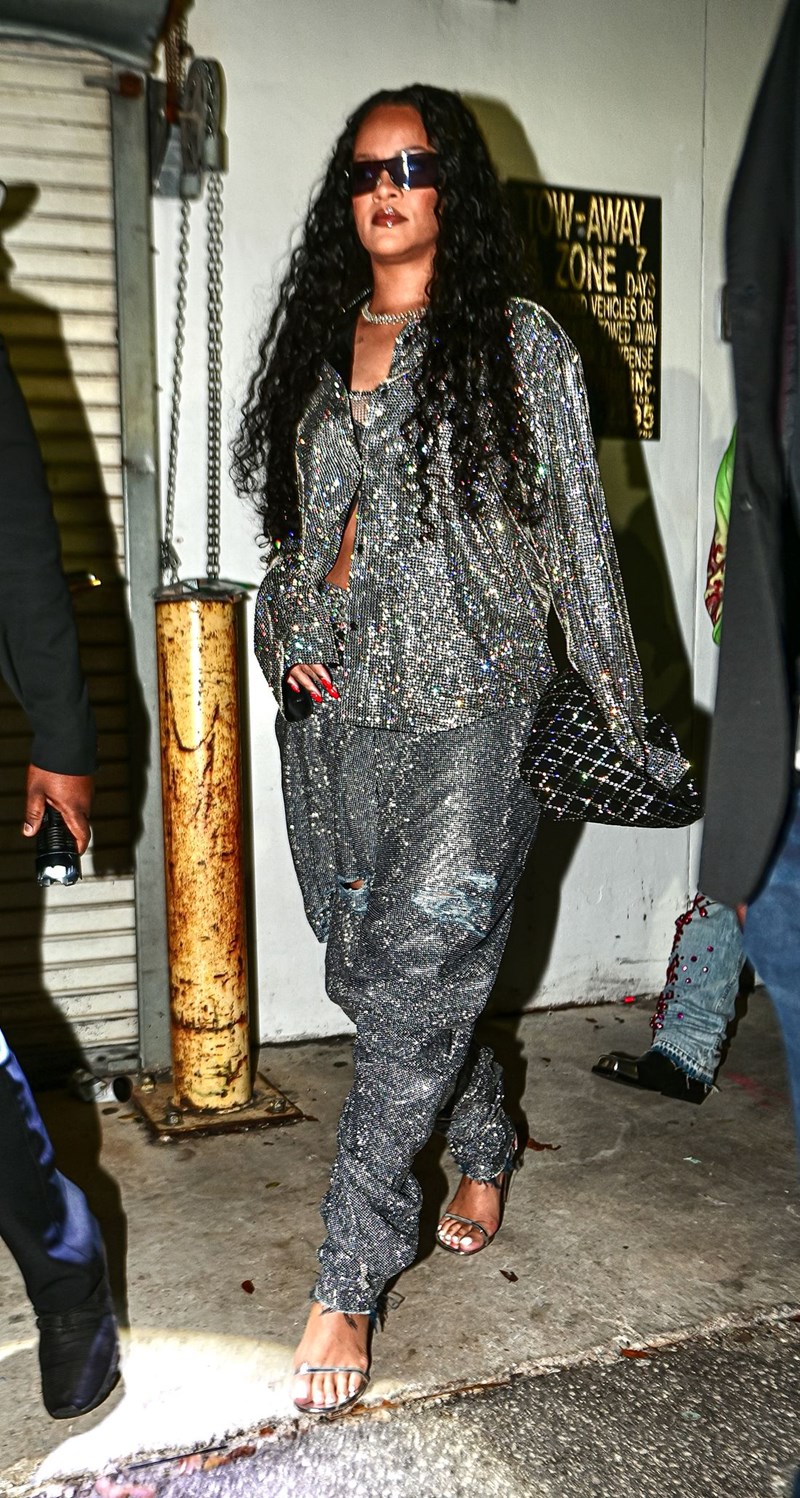 H Rihanna δείχνει το δρόμο για τα party looks των φετινών γιορτών - εικόνα 2