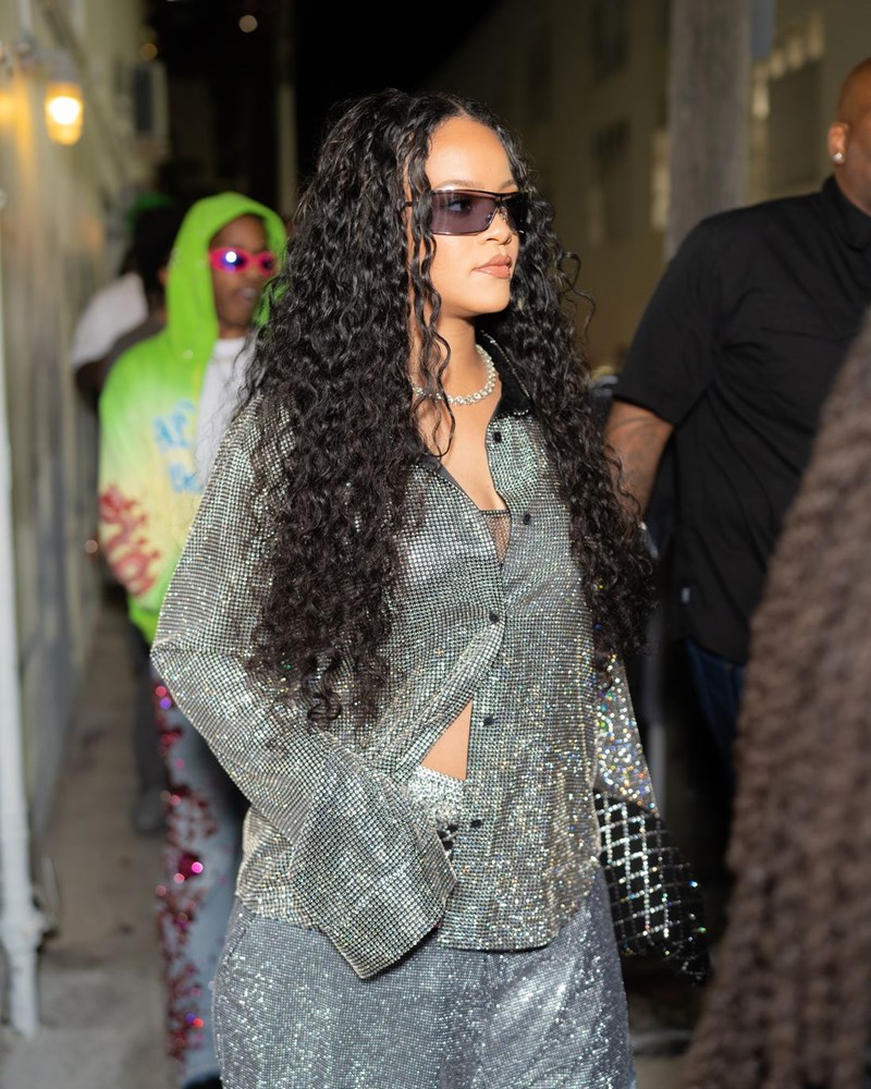 H Rihanna δείχνει το δρόμο για τα party looks των φετινών γιορτών - εικόνα 1