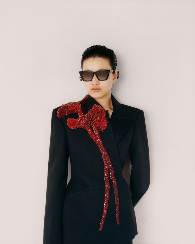 Η νέα συλλογή γυαλιών του Οίκου Alexander McQueen γιορτάζει την ομορφιά του απροσδόκητου - εικόνα 3