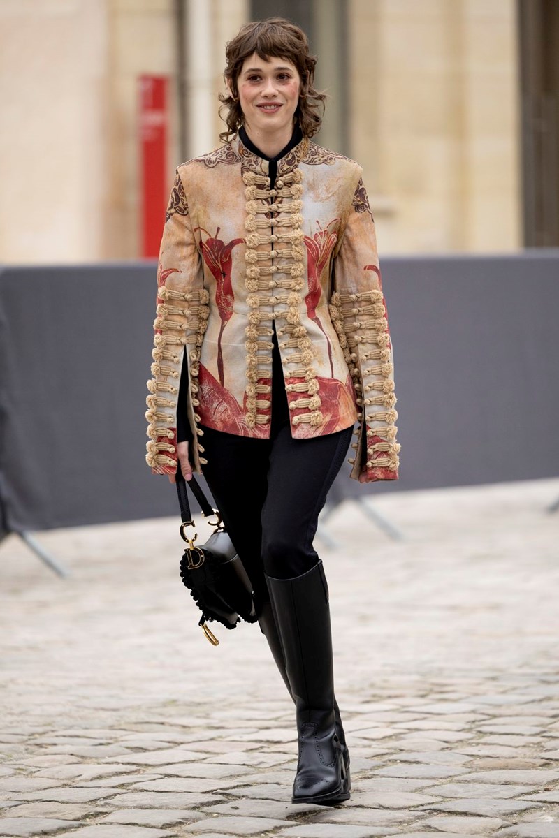 Napoleon Jacket: Η τάση που ξεχώρισε στο street style της εβδομάδας μόδας του Παρισιού - εικόνα 1