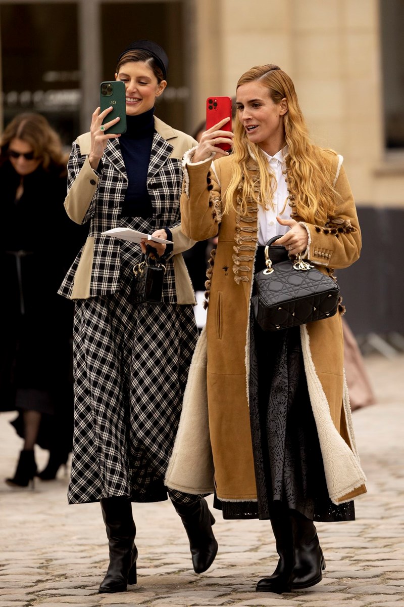 Napoleon Jacket: Η τάση που ξεχώρισε στο street style της εβδομάδας μόδας του Παρισιού - εικόνα 2
