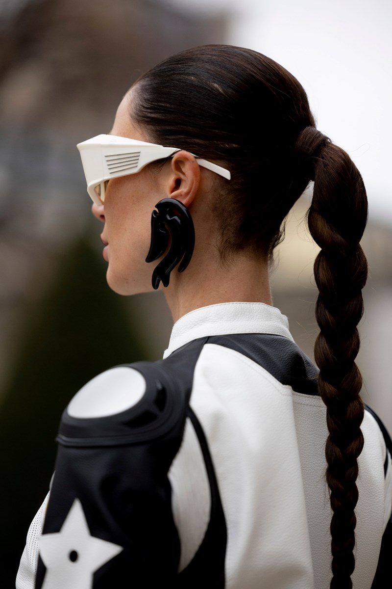 Τα beauty looks που ξεχωρίσαμε από τις street style εμφανίσεις στην Εβδομάδα Υψηλής Ραπτικής στο Παρίσι - εικόνα 2
