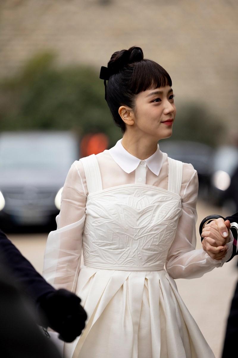 Τα beauty looks που ξεχωρίσαμε από τις street style εμφανίσεις στην Εβδομάδα Υψηλής Ραπτικής στο Παρίσι - εικόνα 8