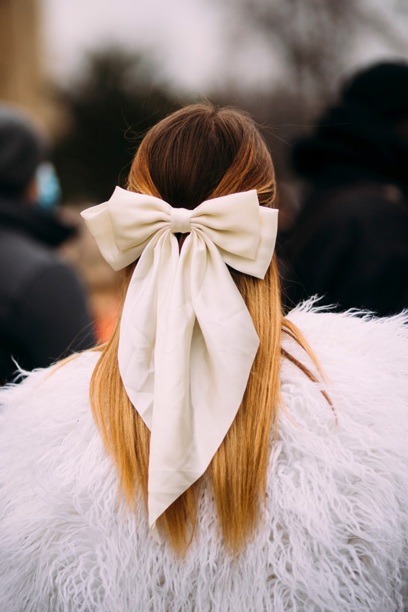 Τα beauty looks που ξεχωρίσαμε από τις street style εμφανίσεις στην Εβδομάδα Υψηλής Ραπτικής στο Παρίσι - εικόνα 4