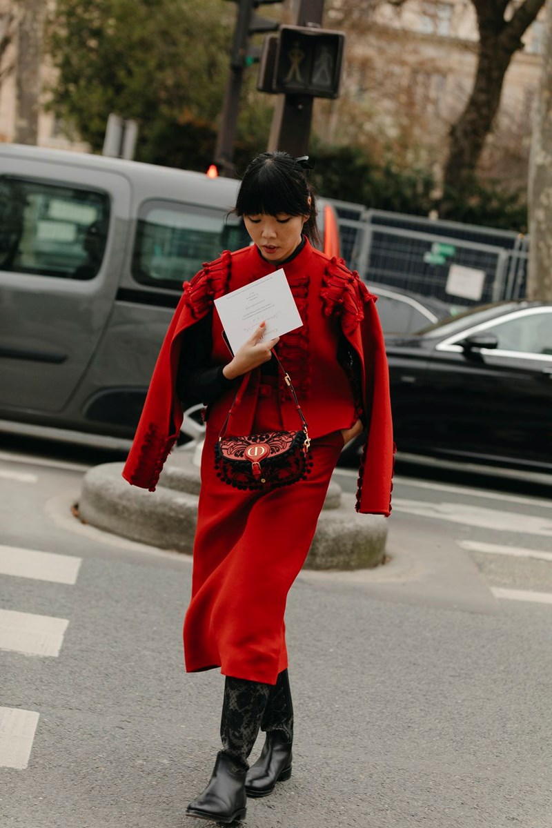 Napoleon Jacket: Η τάση που ξεχώρισε στο street style της εβδομάδας μόδας του Παρισιού - εικόνα 5