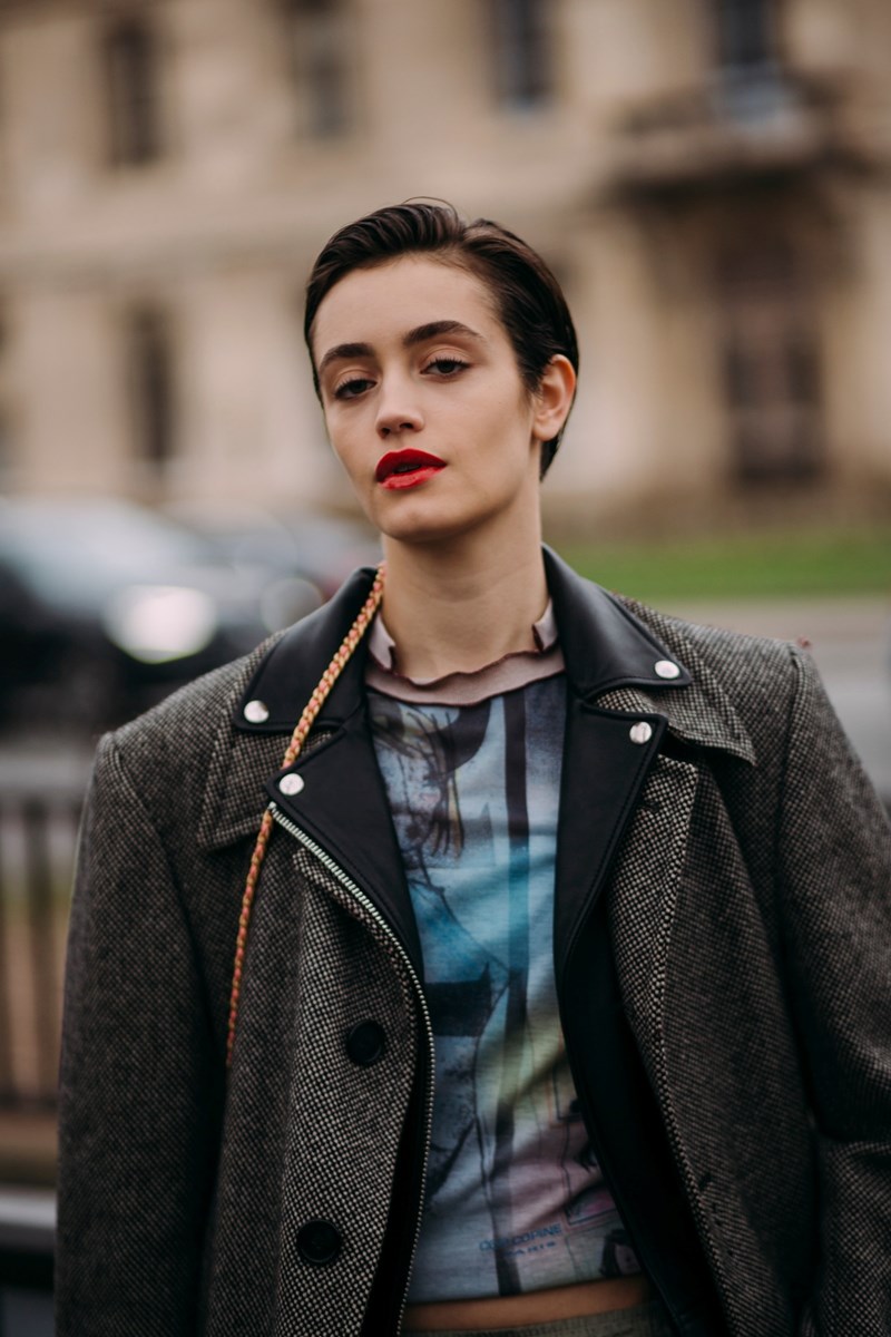 Τα beauty looks που ξεχωρίσαμε από τις street style εμφανίσεις στην Εβδομάδα Υψηλής Ραπτικής στο Παρίσι - εικόνα 7