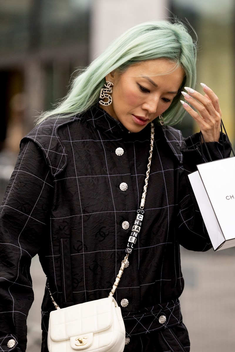 Τα beauty looks που ξεχωρίσαμε από τις street style εμφανίσεις στην Εβδομάδα Υψηλής Ραπτικής στο Παρίσι - εικόνα 5