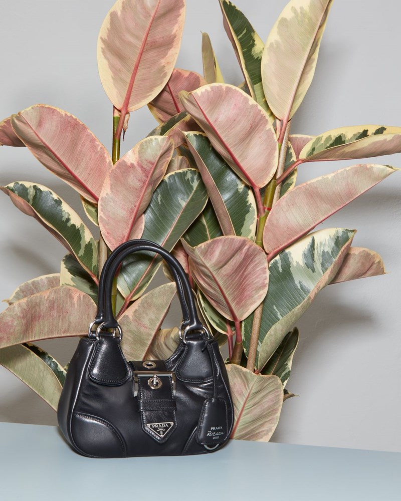 Η εμβληματική Prada Moon Bag από την Y2K era επιστρέφει ανανεωμένη στη SS23 συλλογή του οίκου - εικόνα 6