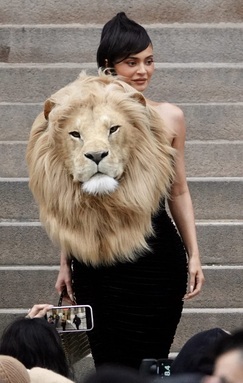 Η απίστευτη εμφάνιση της Kylie Jenner στο show του Schiaparelli περιλαμβάνει το κεφάλι ενός λιονταριού - εικόνα 1