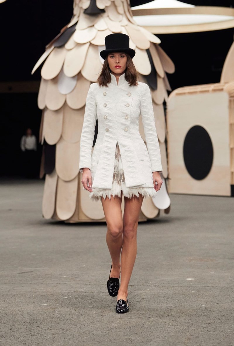 Chanel Couture SS23: Διαφάνειες, λάμψεις και όγκοι ζωντάνεψαν ένα νέο ολόκληρο σύμπαν από φανταστικά, υπέροχα πλάσματα - εικόνα 1