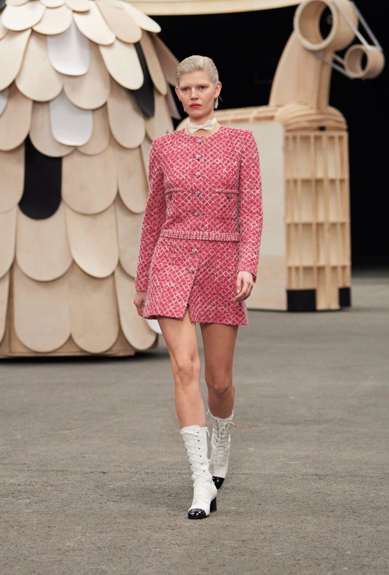 Chanel Couture SS23: Διαφάνειες, λάμψεις και όγκοι ζωντάνεψαν ένα νέο ολόκληρο σύμπαν από φανταστικά, υπέροχα πλάσματα - εικόνα 4