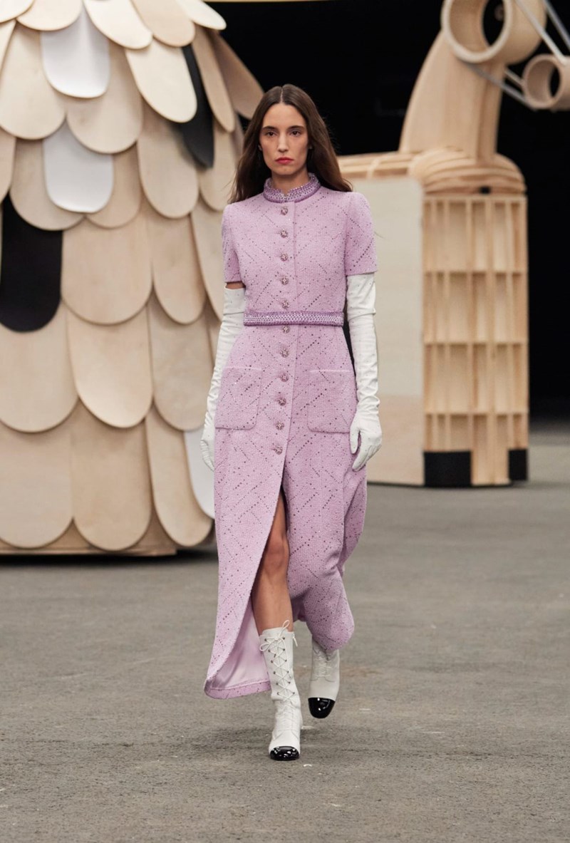 Chanel Couture SS23: Διαφάνειες, λάμψεις και όγκοι ζωντάνεψαν ένα νέο ολόκληρο σύμπαν από φανταστικά, υπέροχα πλάσματα - εικόνα 3