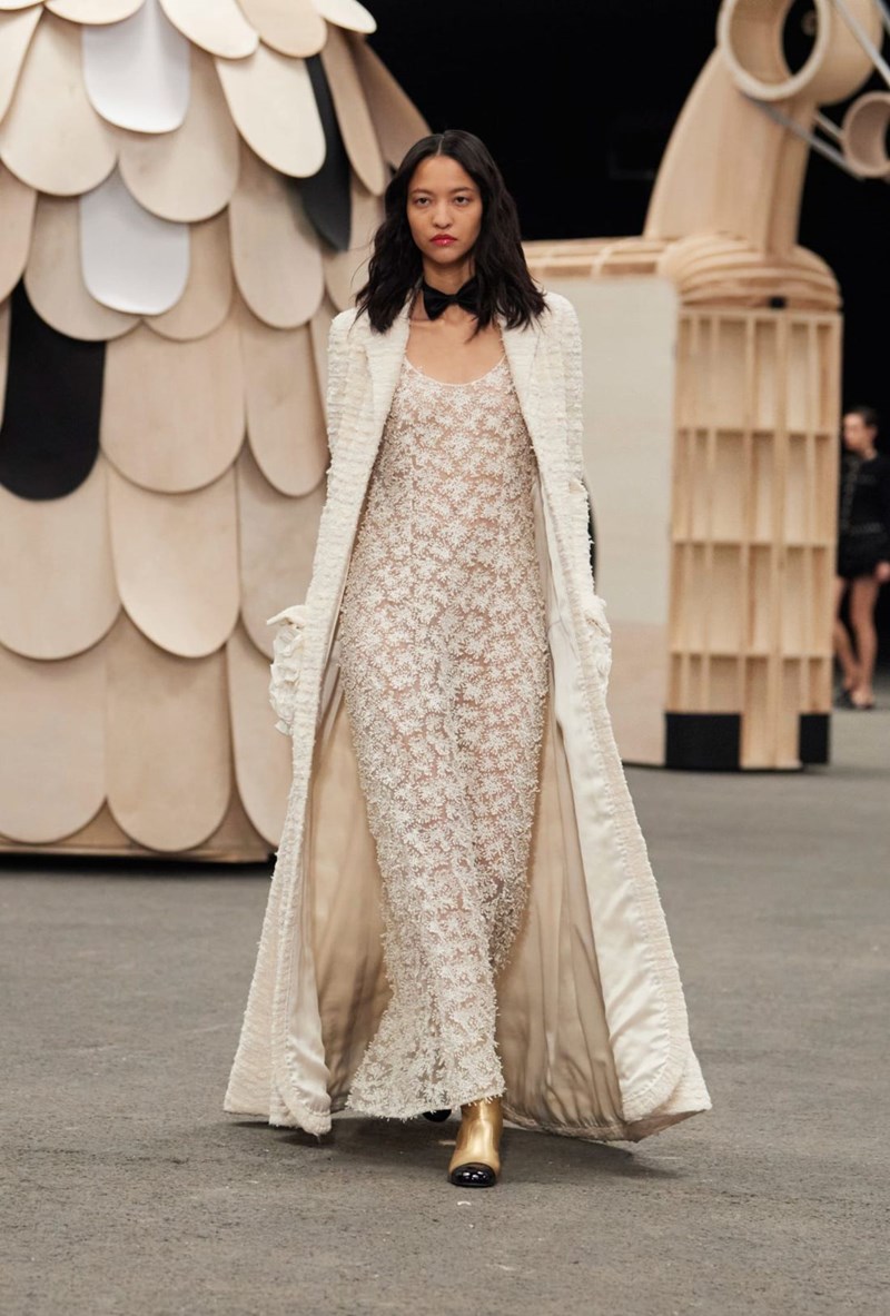 Chanel Couture SS23: Διαφάνειες, λάμψεις και όγκοι ζωντάνεψαν ένα νέο ολόκληρο σύμπαν από φανταστικά, υπέροχα πλάσματα - εικόνα 11