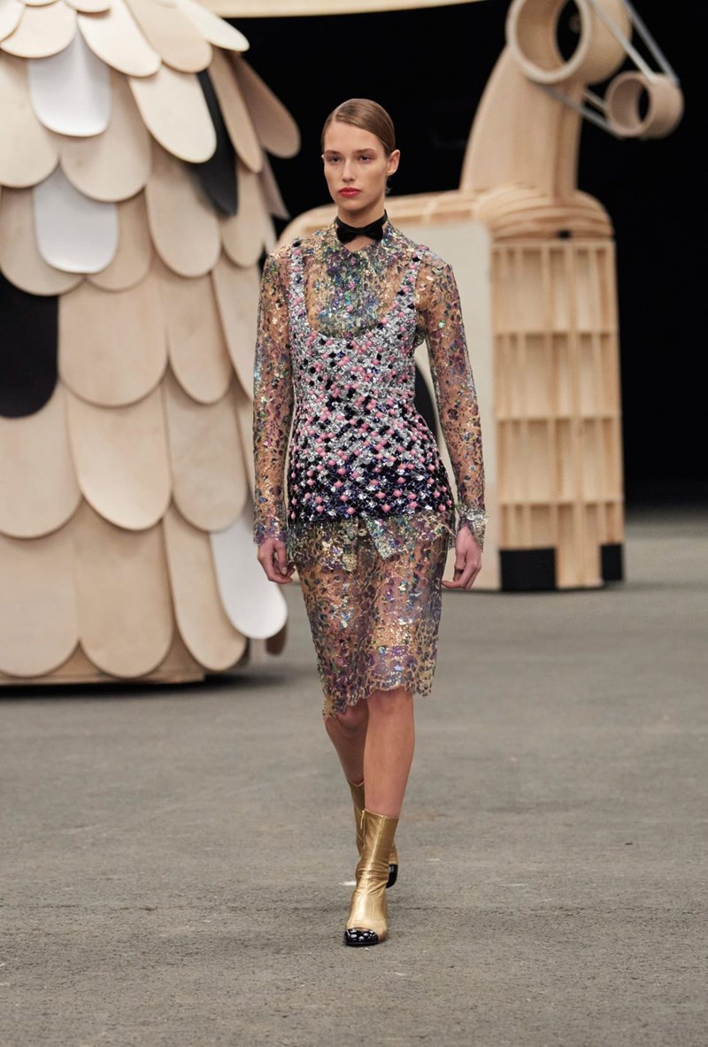 Chanel Couture SS23: Διαφάνειες, λάμψεις και όγκοι ζωντάνεψαν ένα νέο ολόκληρο σύμπαν από φανταστικά, υπέροχα πλάσματα - εικόνα 5