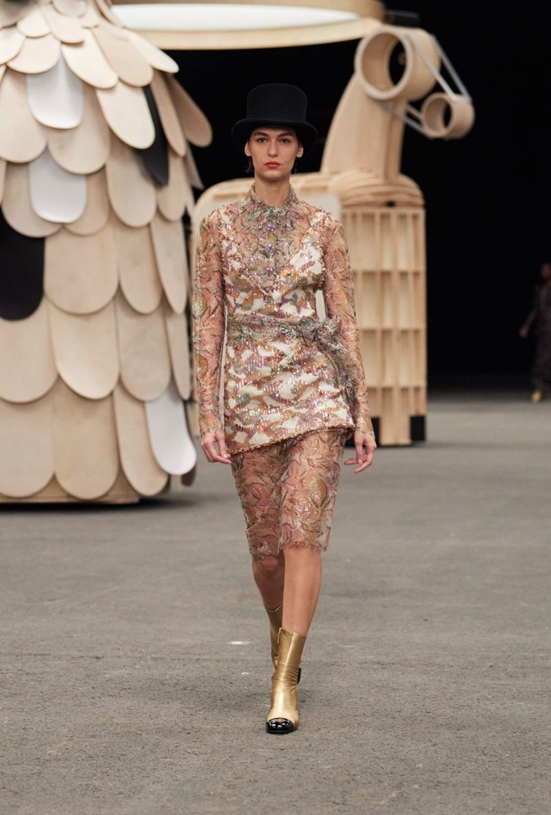 Chanel Couture SS23: Διαφάνειες, λάμψεις και όγκοι ζωντάνεψαν ένα νέο ολόκληρο σύμπαν από φανταστικά, υπέροχα πλάσματα - εικόνα 12