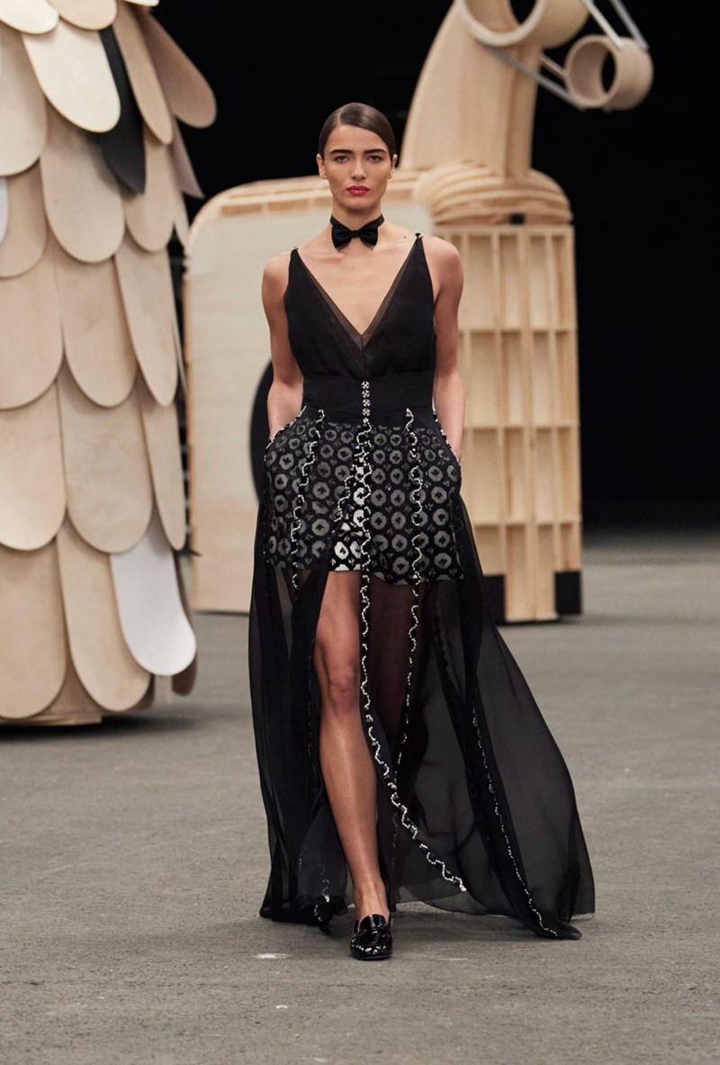 Chanel Couture SS23: Διαφάνειες, λάμψεις και όγκοι ζωντάνεψαν ένα νέο ολόκληρο σύμπαν από φανταστικά, υπέροχα πλάσματα - εικόνα 6