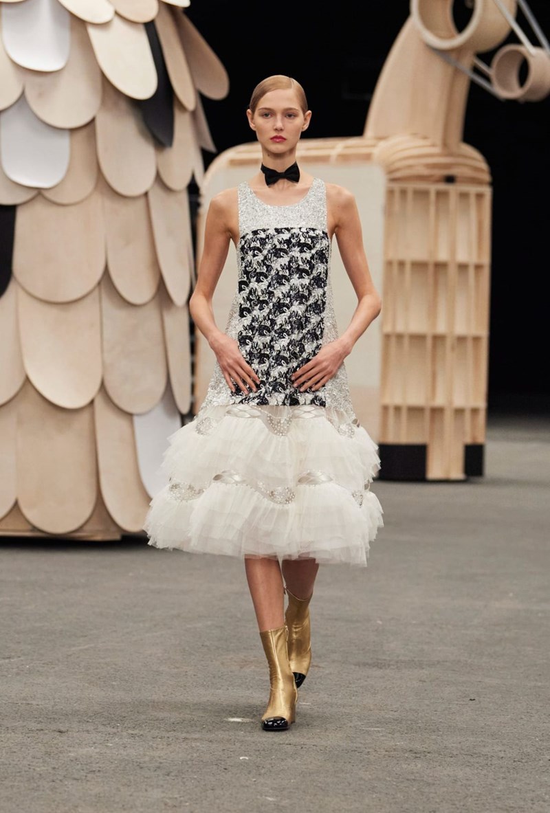 Chanel Couture SS23: Διαφάνειες, λάμψεις και όγκοι ζωντάνεψαν ένα νέο ολόκληρο σύμπαν από φανταστικά, υπέροχα πλάσματα - εικόνα 8