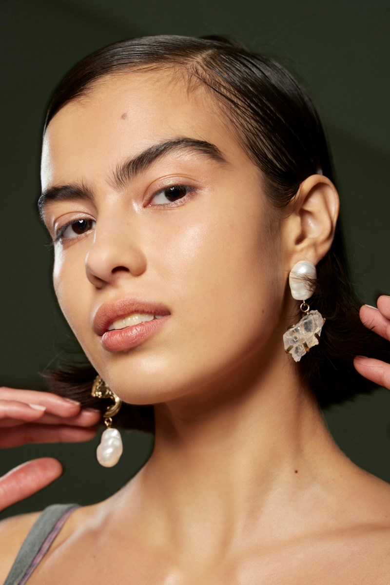 Model's secret: Το serum που χρησιμοποιήθηκε σε πολλά μοντέλα για πιο λεία επιδερμίδα στην Εβδομάδα Μόδας του Λονδίνου - εικόνα 1