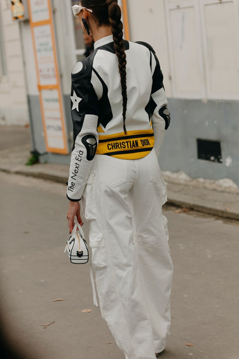 Moto Jacket: Από τη διεθνούς φήμης τραγουδίστρια Rosalía, στα catwalks των μεγάλων οίκων και αισίως στους δρόμους - εικόνα 1