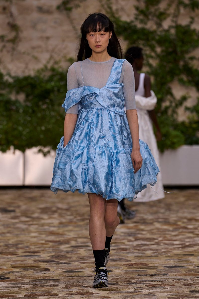 asiatisa_montelo_sto_catwalk_tis_cecilie_bahnsen_me_galazio_babydoll_dress