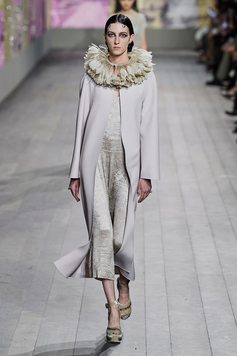 look_apo_ti_syllogi_dior_couture_ss23_me_kolaro_me_volan_kai_makri_gkri_metalliko_forema