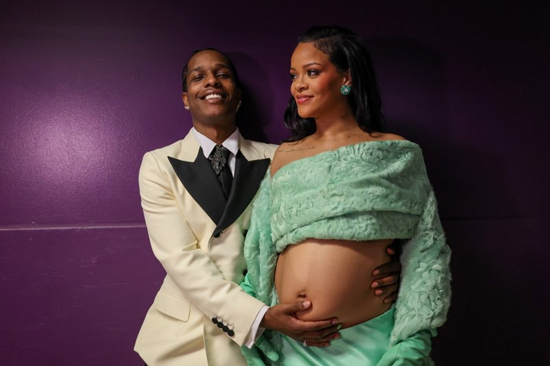 i_rihanna_me_synolo_bottega_veneta_kai_o_syzygos_tis_asap_rocky_tis_xaidecei_tin_koilia