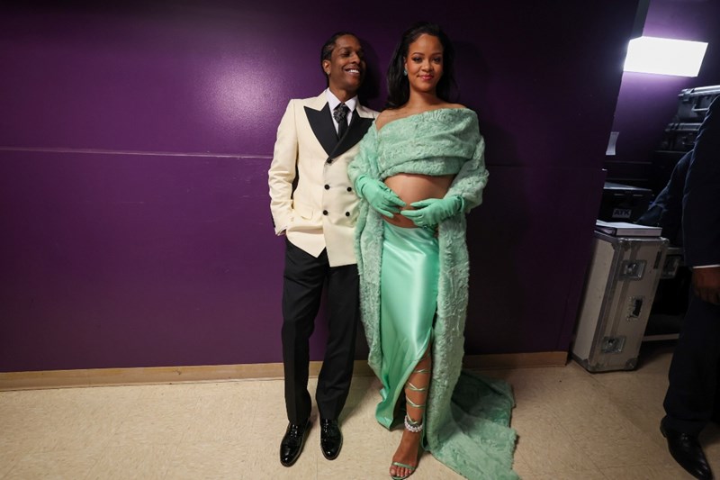 i_rihanna_me_synolo_bottega_veneta_me_ton_syzygo_tis_asap_rocky_sta_oscar_2023