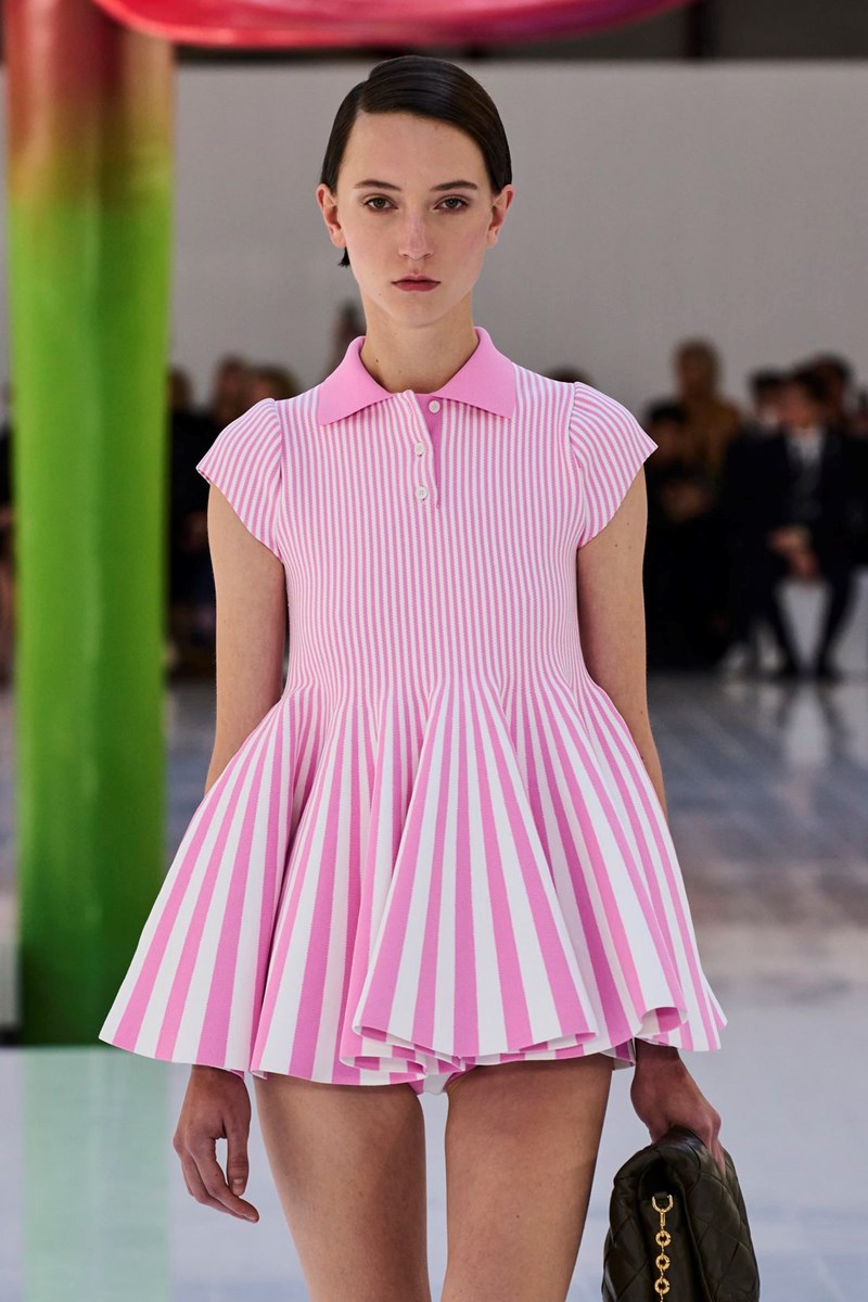 montelo_se_catawlk_tou_loewe_me_roz_rige_babydoll_dress