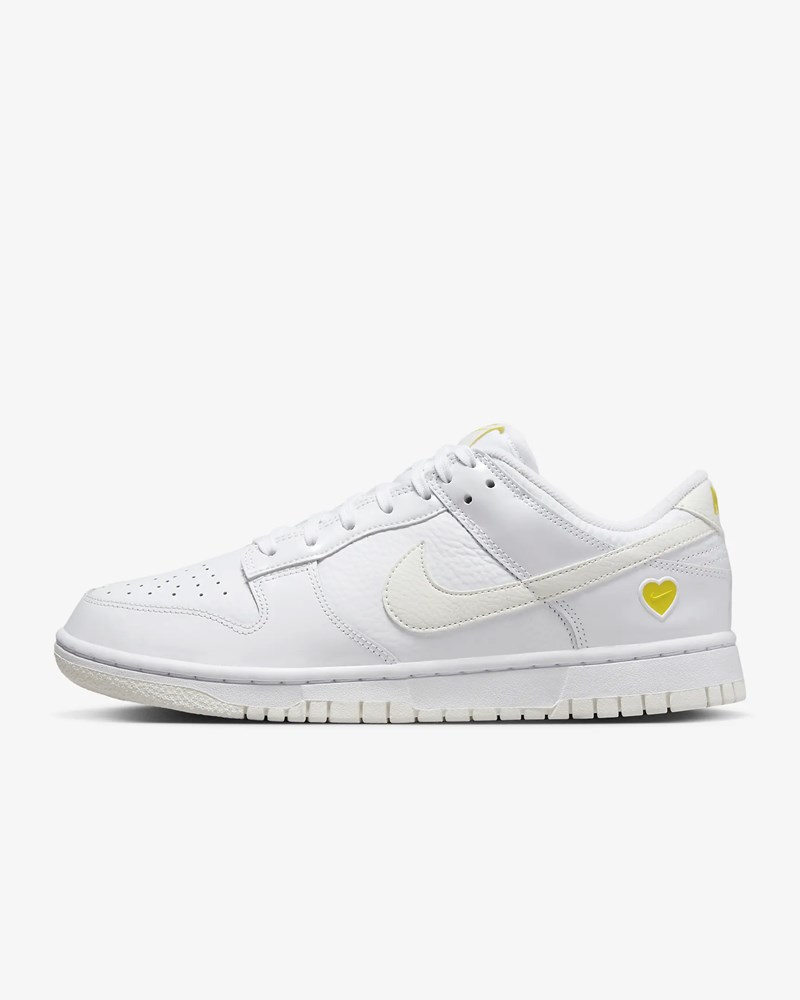 lefko_sneaker_nike_xamilo_me_kitrini_kardia_stin_fterna