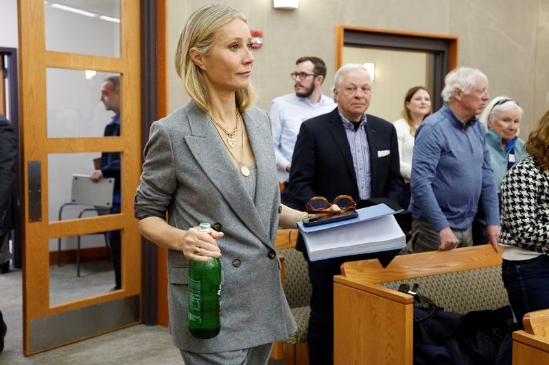 i_gwyneth_paltrow_me_gkri_kostoumi