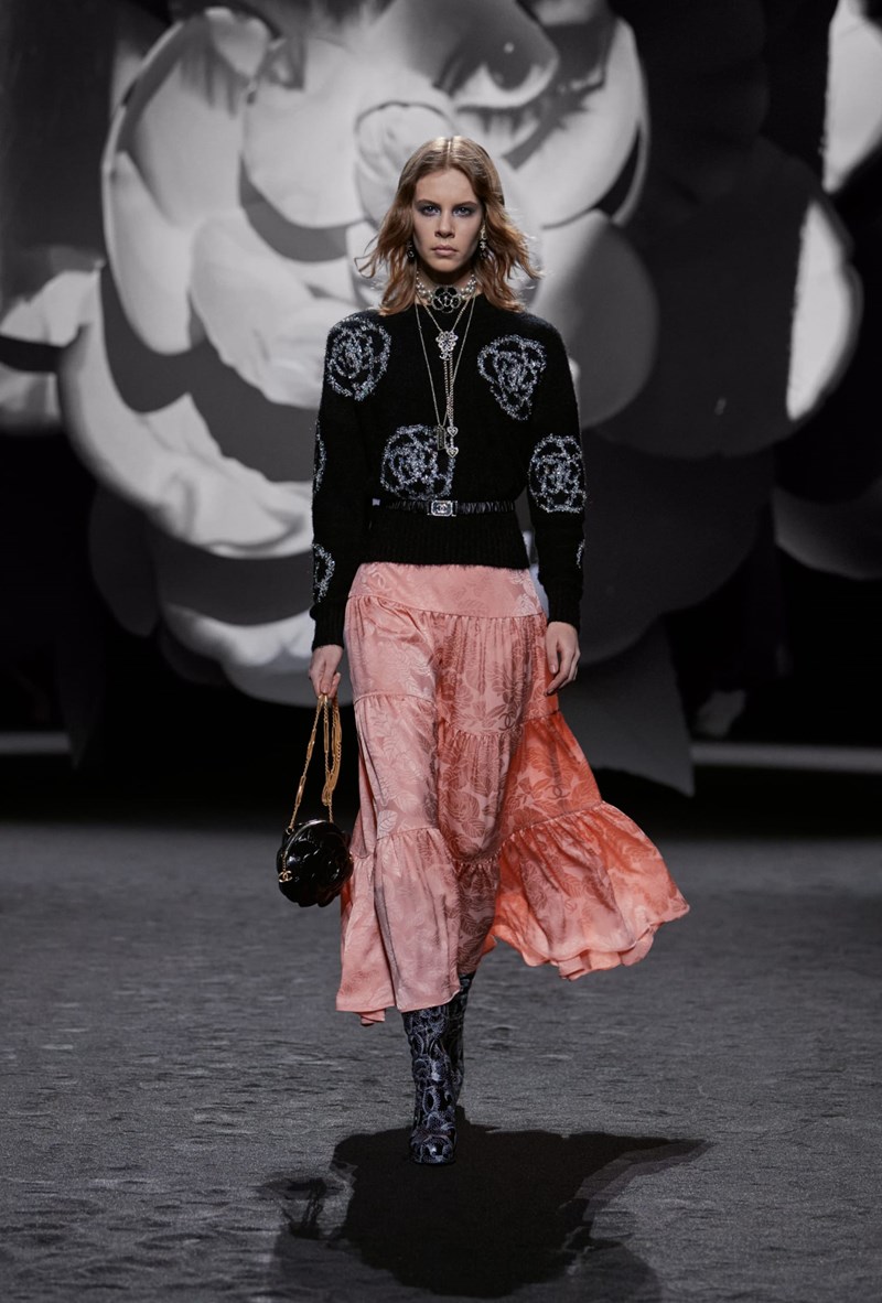 montelo_sto_catwalk_tis_chanel_gia_ti_syllogi_fw23_ready_to_wear