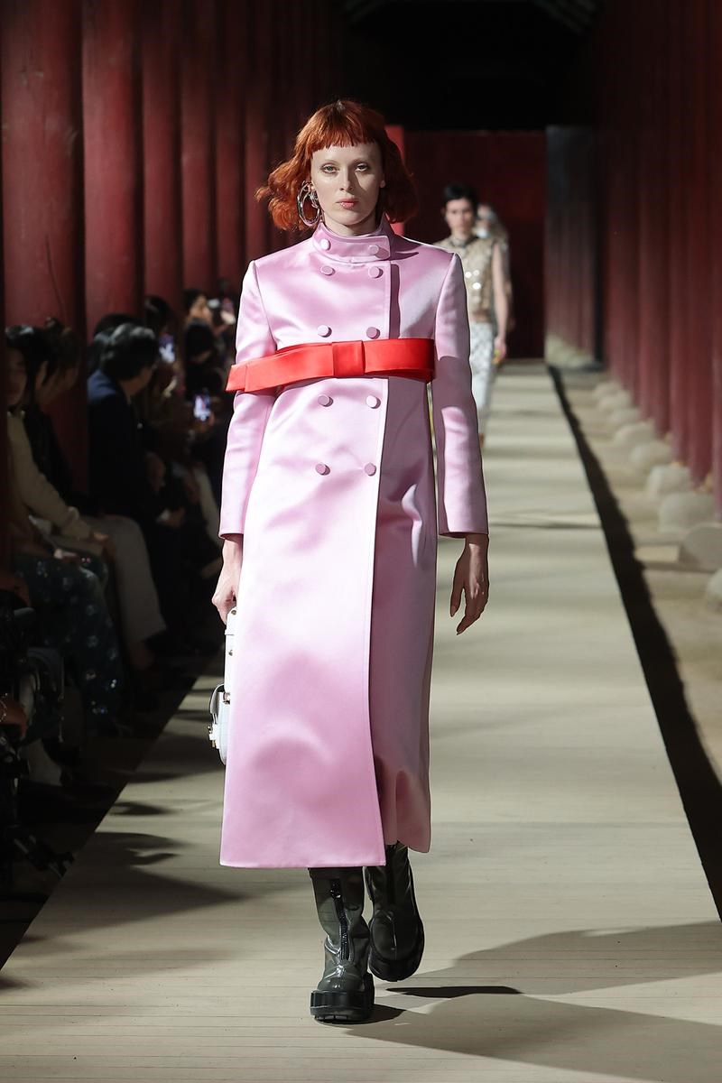 Gucci is alive! Η Cruise Collection 2024 ήταν ακριβώς αυτό που θέλαμε να δούμε από τον οίκο μέχρι την άφιξη του Sabato De Sarno - εικόνα 1