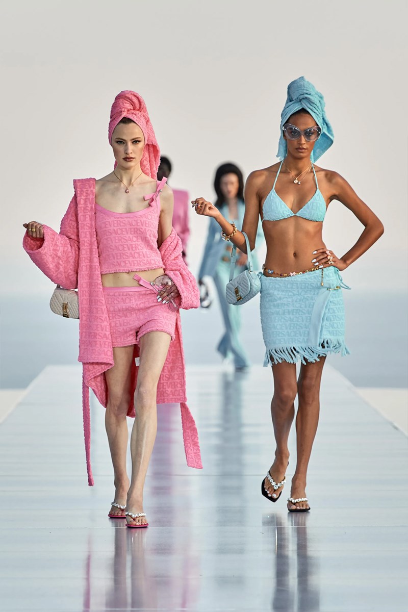 La Vacanza: Η συλλογή Dua Lipa x Versace Pre-Fall 2023 δίνει άλλη ερμηνεία στην έννοια «διακοπές» - εικόνα 2