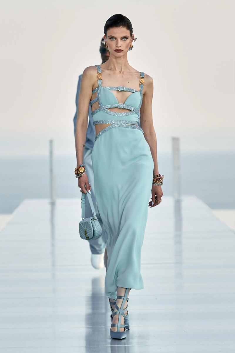 La Vacanza: Η συλλογή Dua Lipa x Versace Pre-Fall 2023 δίνει άλλη ερμηνεία στην έννοια «διακοπές» - εικόνα 1