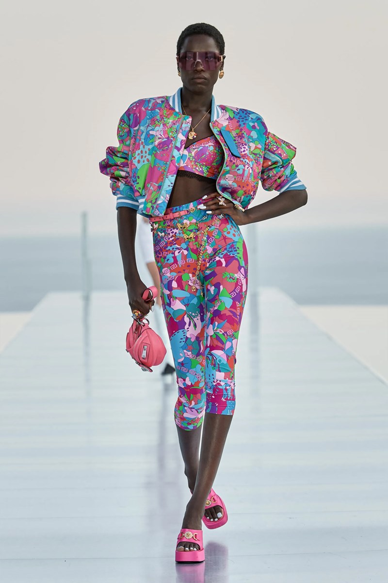 La Vacanza: Η συλλογή Dua Lipa x Versace Pre-Fall 2023 δίνει άλλη ερμηνεία στην έννοια «διακοπές» - εικόνα 7