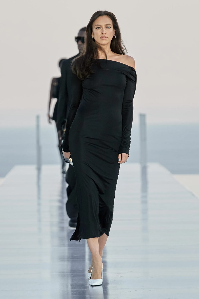 La Vacanza: Η συλλογή Dua Lipa x Versace Pre-Fall 2023 δίνει άλλη ερμηνεία στην έννοια «διακοπές» - εικόνα 9
