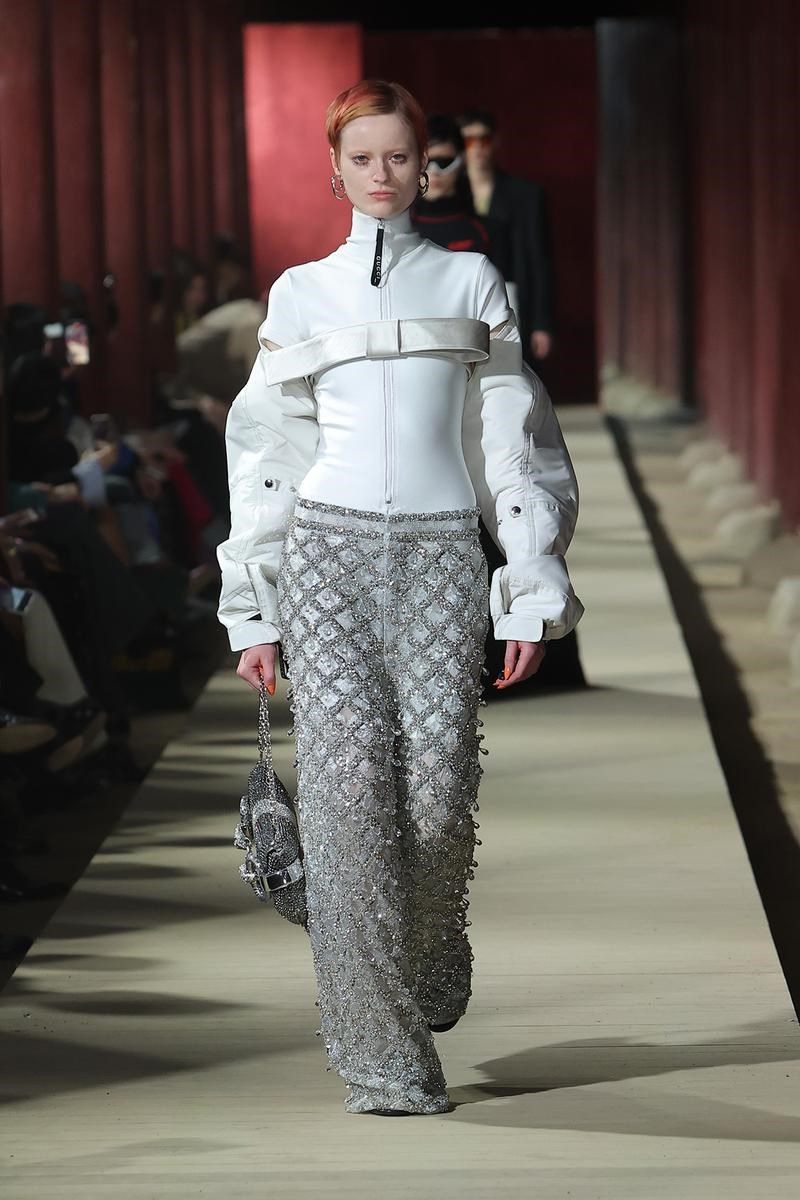 Gucci is alive! Η Cruise Collection 2024 ήταν ακριβώς αυτό που θέλαμε να δούμε από τον οίκο μέχρι την άφιξη του Sabato De Sarno - εικόνα 16