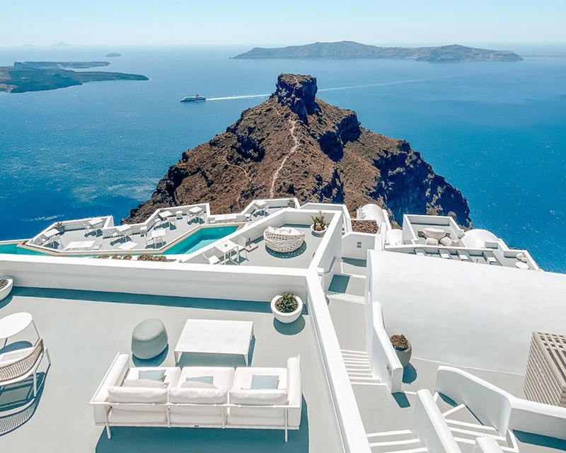 Ένα ταξίδι στη μνήμη μέσα από τις νέες γεύσεις του Varoulko Santorini στο Grace Hotel - εικόνα 1