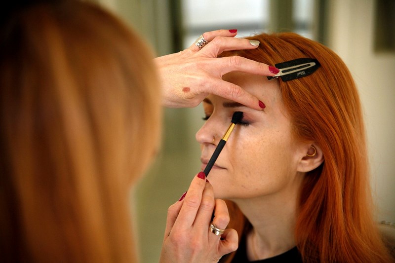 Δείτε πώς η beauty journalist Γιούλη Ατματζίδη φέρνει το απαλό Smokey μακιγιάζ στα μέτρα της - εικόνα 4