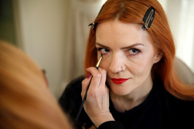 Δείτε πώς η beauty journalist Γιούλη Ατματζίδη φέρνει το απαλό Smokey μακιγιάζ στα μέτρα της - εικόνα 2