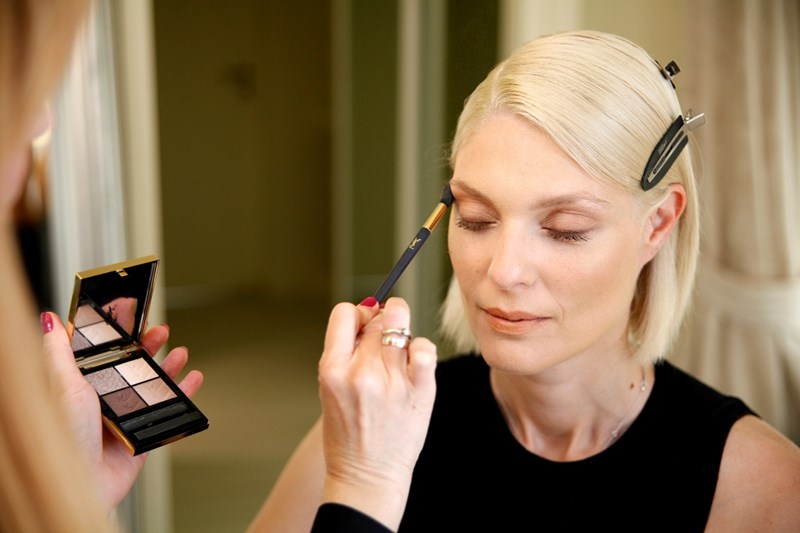 Δείτε πώς το μοντέλο Αναστασία Περράκη φέρνει ένα λαμπερό nude μακιγιάζ στα μέτρα της - εικόνα 2