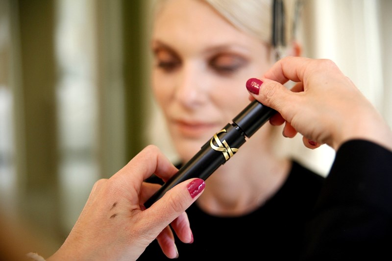 Δείτε πώς το μοντέλο Αναστασία Περράκη φέρνει ένα λαμπερό nude μακιγιάζ στα μέτρα της - εικόνα 3