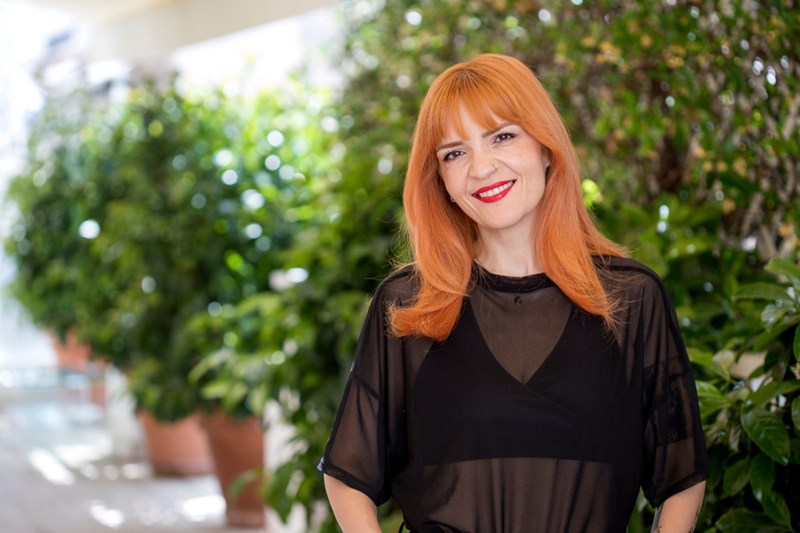 Δείτε πώς η beauty journalist Γιούλη Ατματζίδη φέρνει το απαλό Smokey μακιγιάζ στα μέτρα της - εικόνα 1