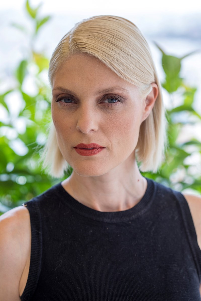 Δείτε πώς το μοντέλο Αναστασία Περράκη φέρνει ένα λαμπερό nude μακιγιάζ στα μέτρα της - εικόνα 4