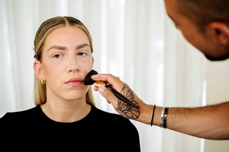 Η Άλκηστις Ζιρώ φέρνει στα μέτρα της με τον make-up expert YSL ένα λαμπερό nude μακιγιάζ - εικόνα 1