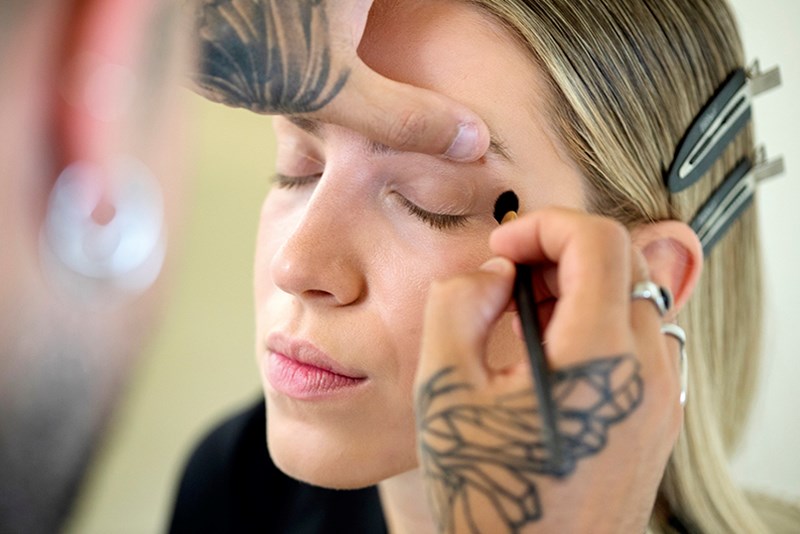 Η Άλκηστις Ζιρώ φέρνει στα μέτρα της με τον make-up expert YSL ένα λαμπερό nude μακιγιάζ - εικόνα 2