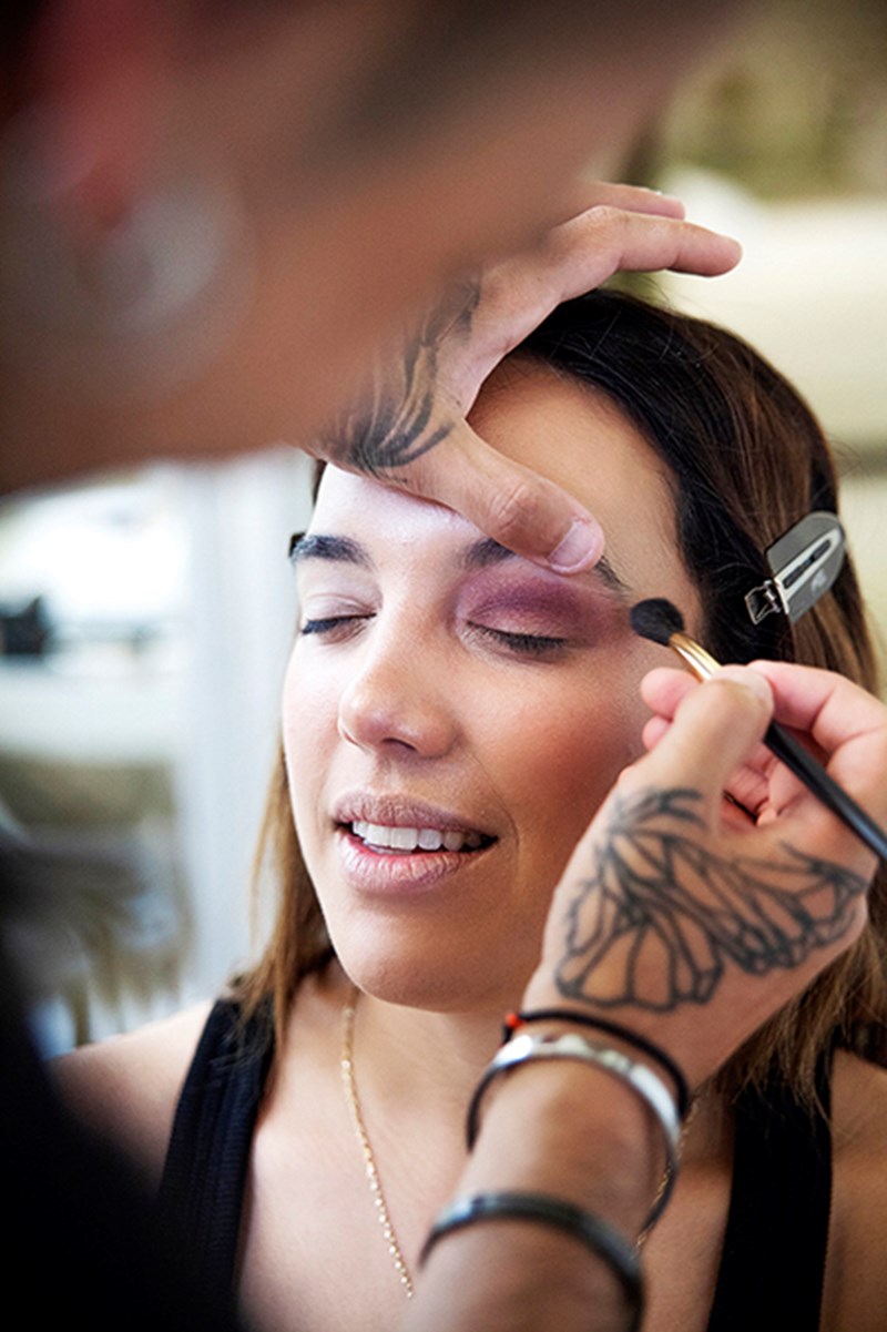 Δείτε step by step πώς τέσσερα διαφορετικά it girls δημιουργούν η κάθε μία το δικό της Sur Mesure μακιγιάζ - εικόνα 12