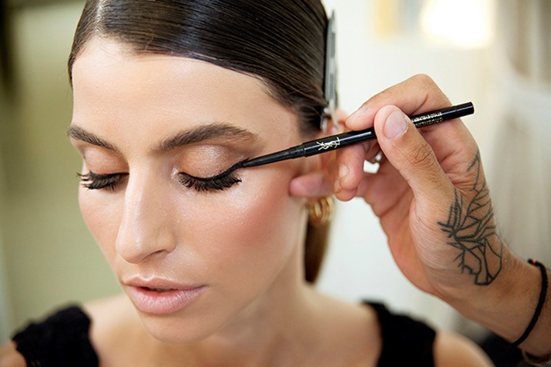 Δείτε step by step πώς τέσσερα διαφορετικά it girls δημιουργούν η κάθε μία το δικό της Sur Mesure μακιγιάζ - εικόνα 3