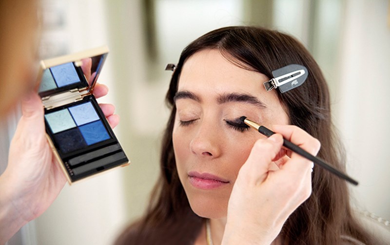 H Τζωρτζίνα Λιώση φέρνει στα μέτρα της με τον make- up expert YSL ένα μακιγιάζ με αυθάδες χρώμα - εικόνα 1